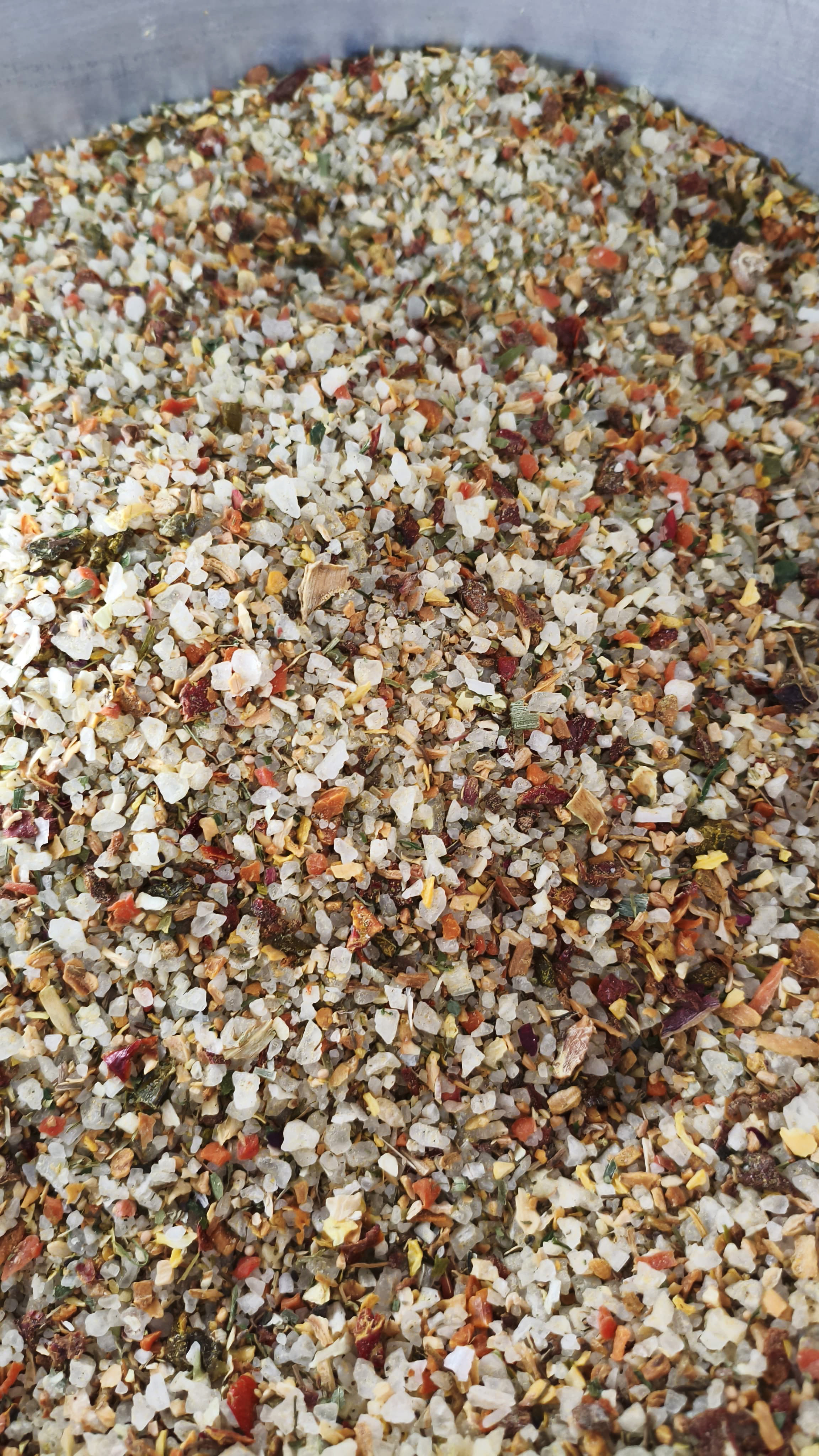 Base do Sal Delícia Gourmet antes de ser triturada, com sal grosso marinho iodado, vegetais, ervas e especiarias