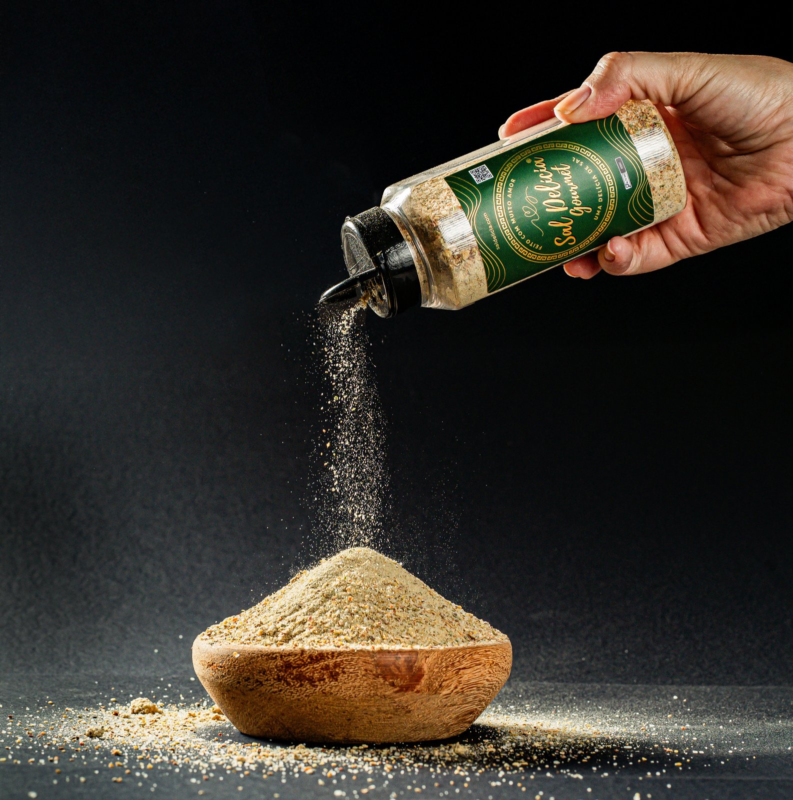 Sal Delícia Gourmet sendo servido em uma tigela de madeira